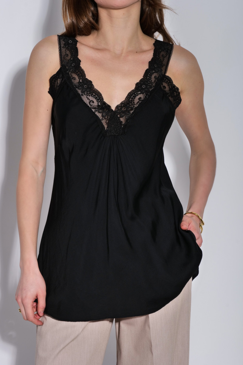Вискозный топ с кружевом – утонченность и комфорт в одном изделии!