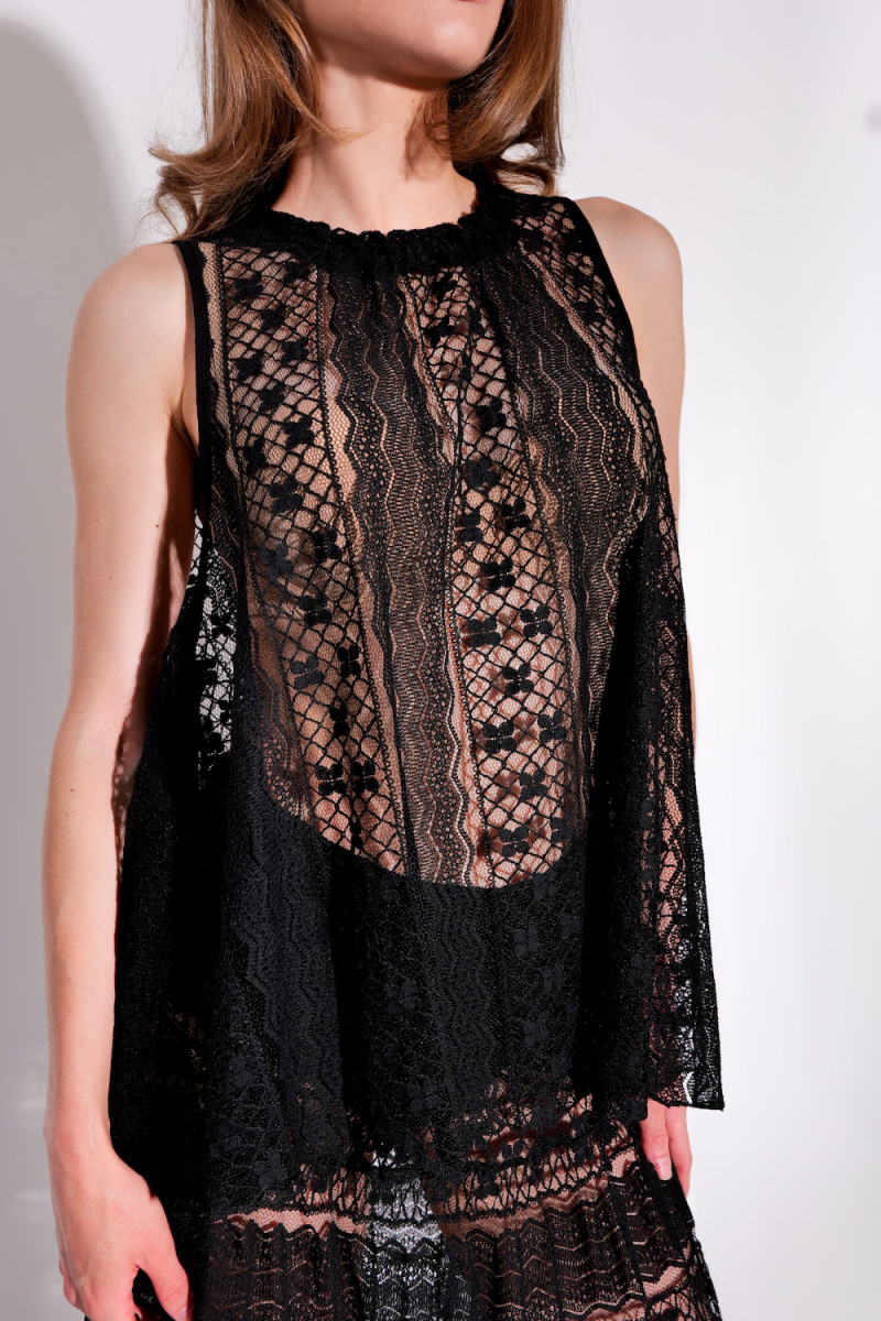 Чёрный кружевной топ без рукавов