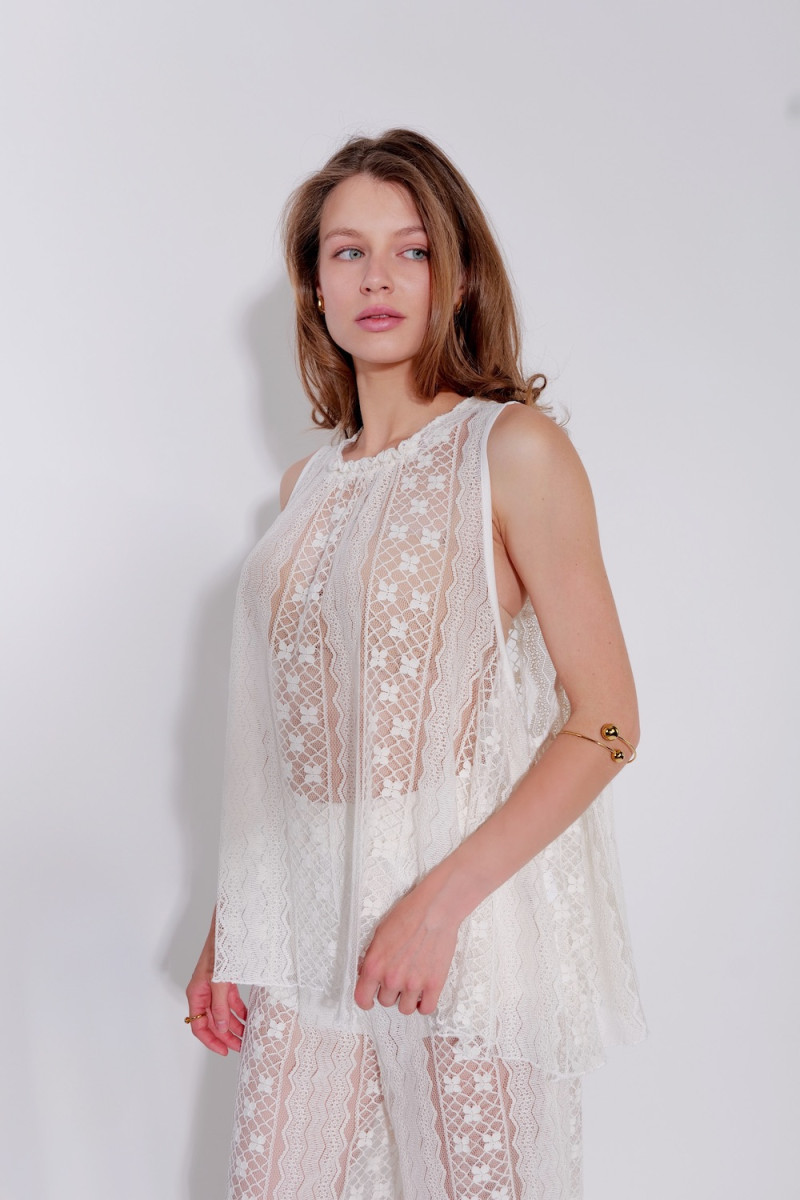 Молочный кружевной топ без рукавов итальянского бренду Motel