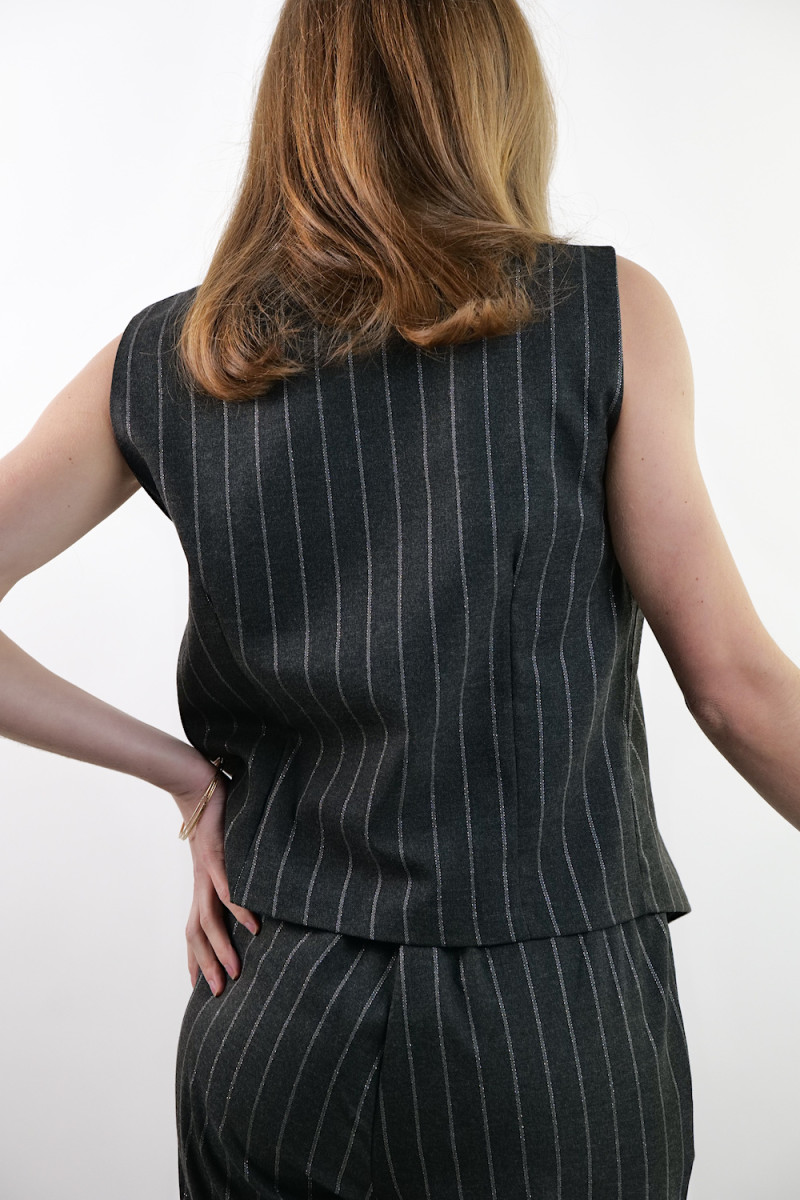 Серая жилетка с лирической нитью итальянского бренда  Motel