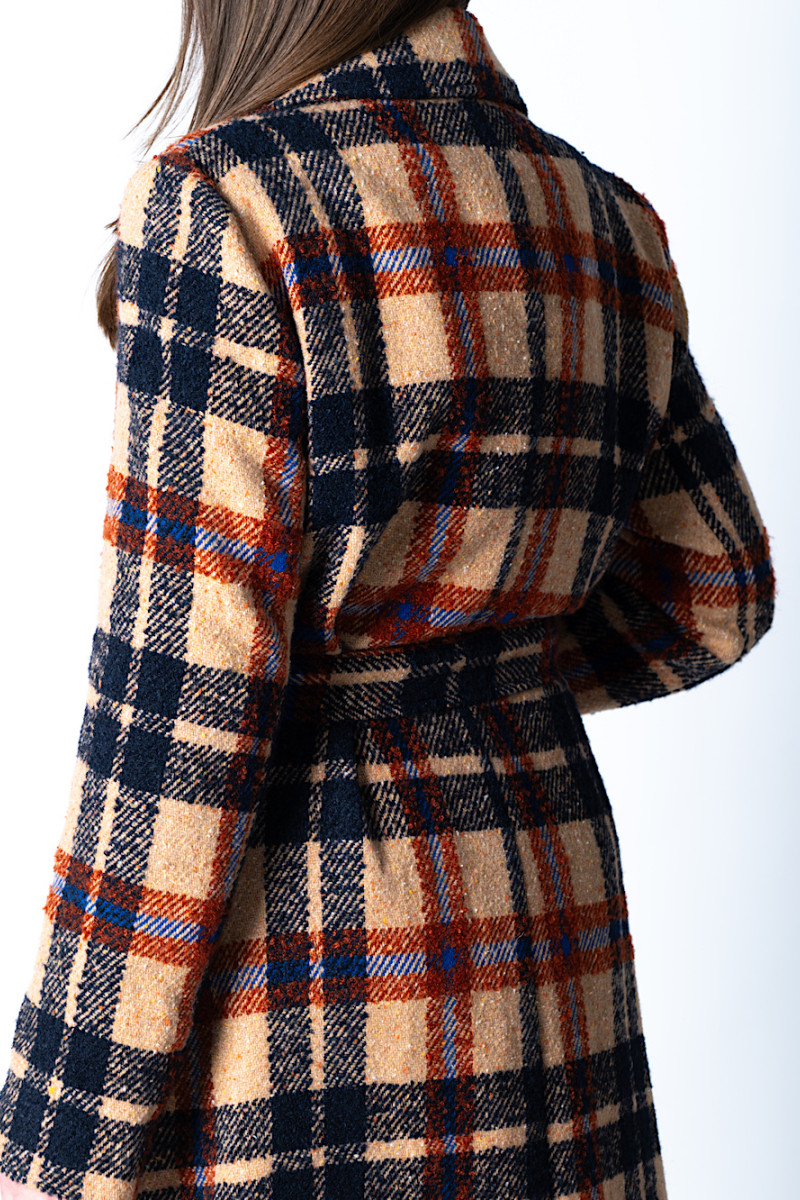 Теплое пальто в клеточку с карманами итальянского бренда Rinascimento