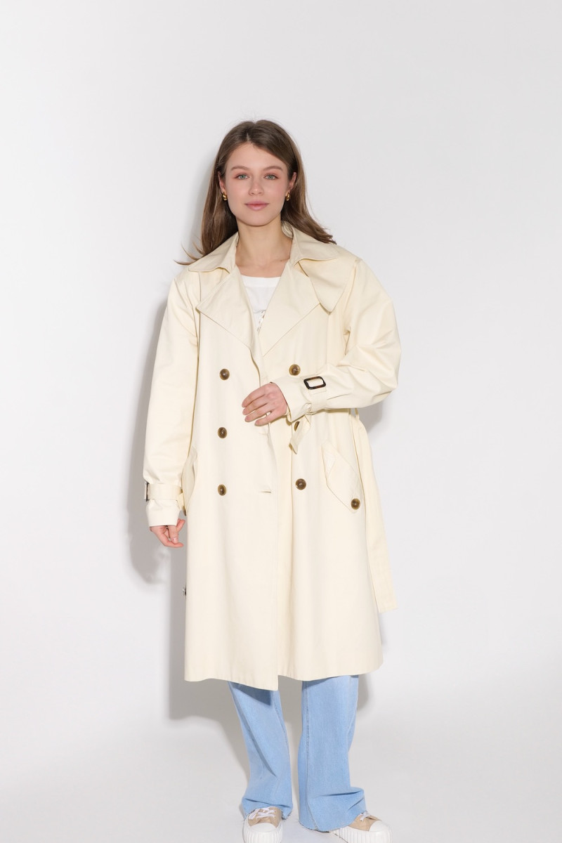 Молочный двубортный тренч с поясом итальянского бренда Dixie