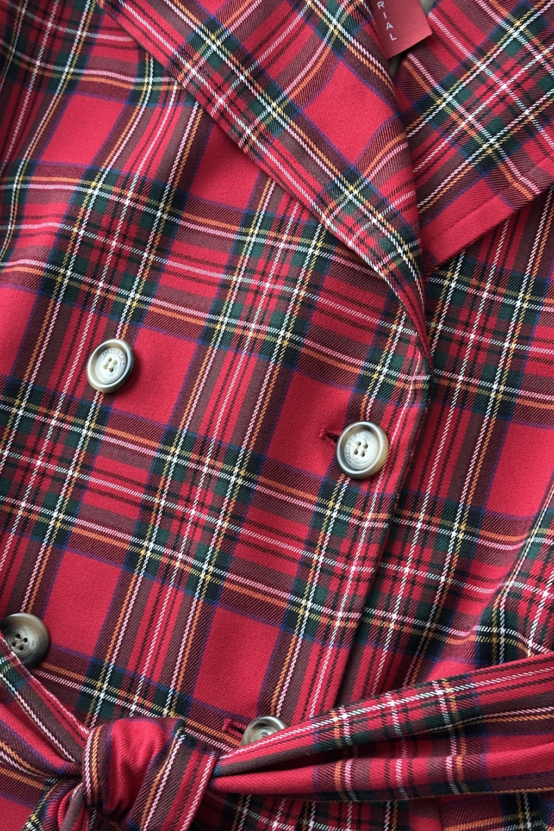 Бежевое пальто с красной клеткой итальянского бренда Imperial