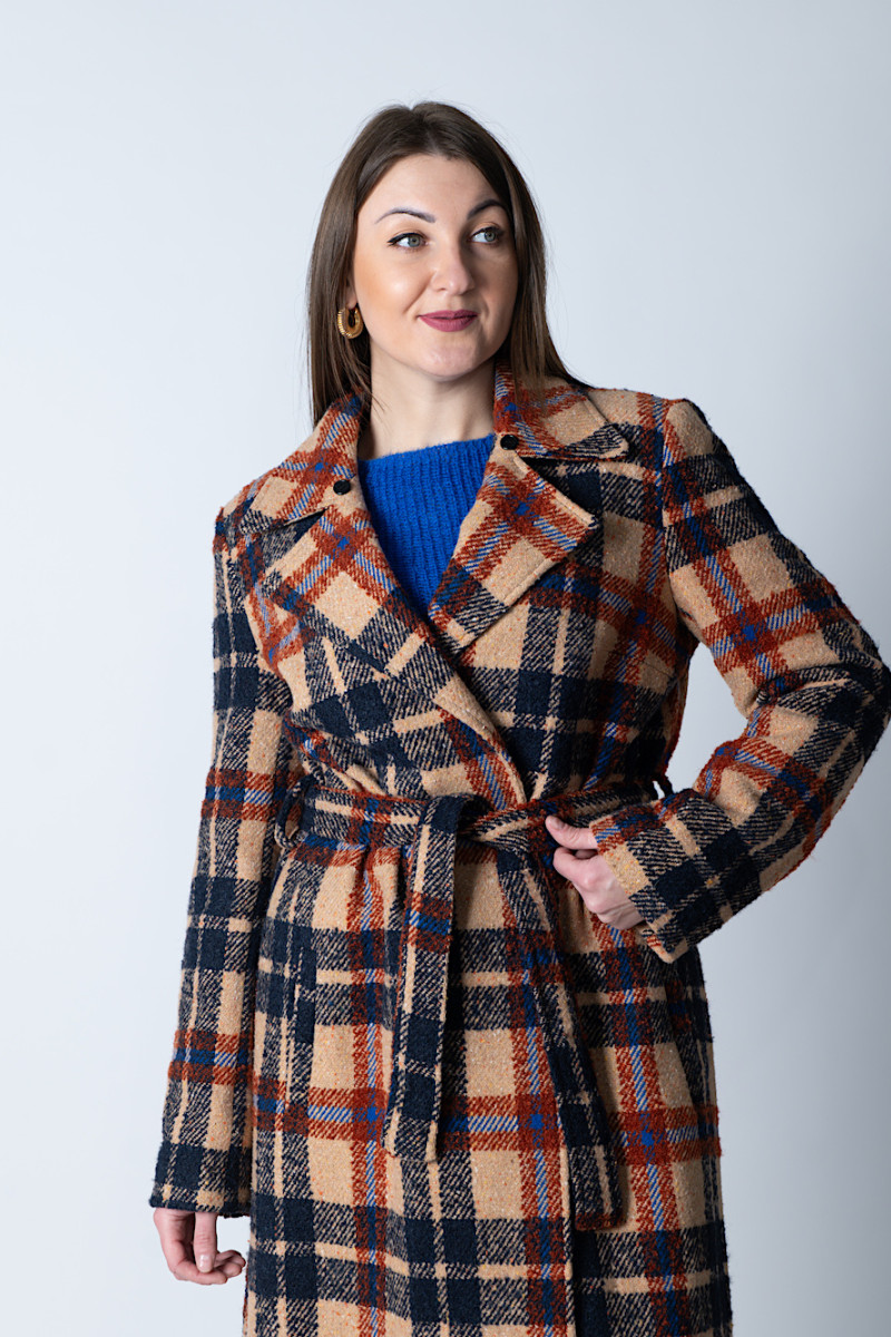 Теплое пальто в клеточку с карманами итальянского бренда Rinascimento