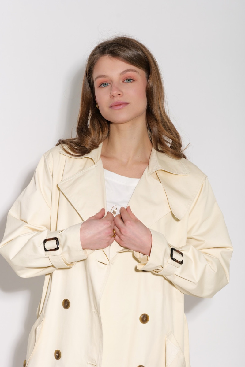 Молочный двубортный тренч с поясом итальянского бренда Dixie