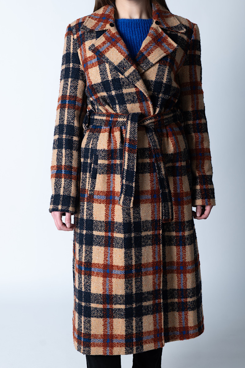 Теплое пальто в клеточку с карманами итальянского бренда Rinascimento