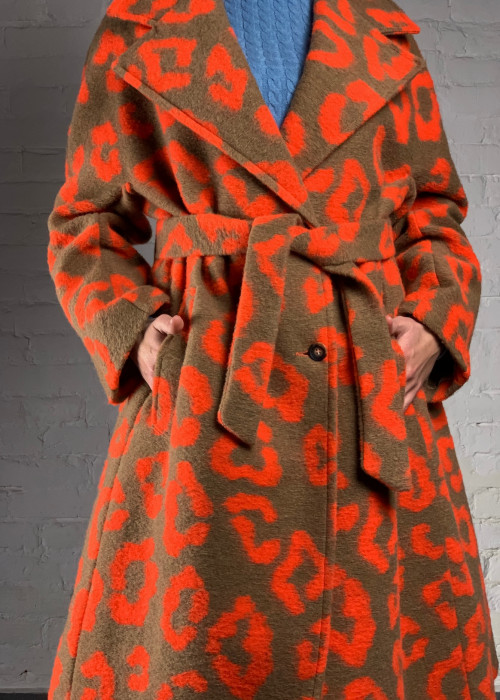Стильне пальто леопардового окрасу