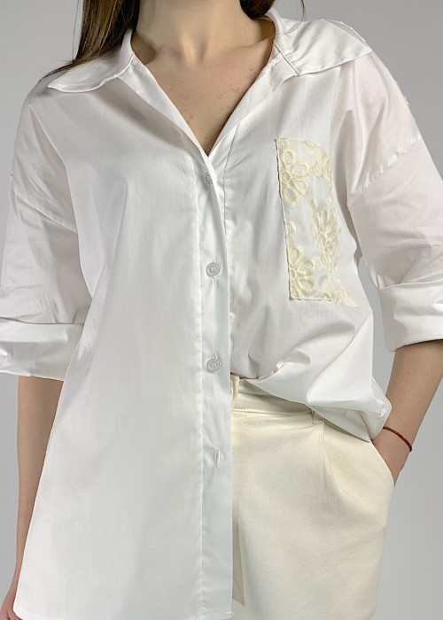 Белая хлопковая рубашка с ажурным карманом итальянского бренда Motel