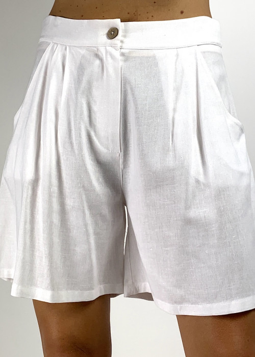 Белые короткие льняные шорты итальянского бренда Dixie