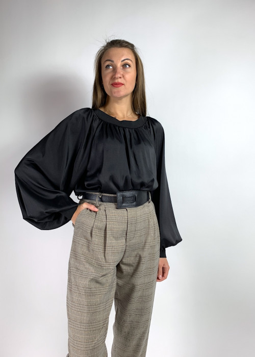 Чорна атласна блуза з обʼємними рукавами італійського бренду Motel