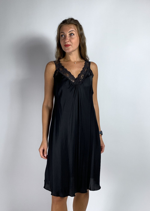 Чёрное короткое платье с кружевом итальянского бренда Motel