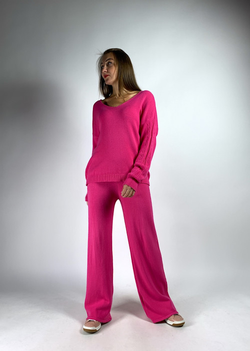 Яркий розовый  костюм шерстью и вырезом итальянского бренда  Joleen