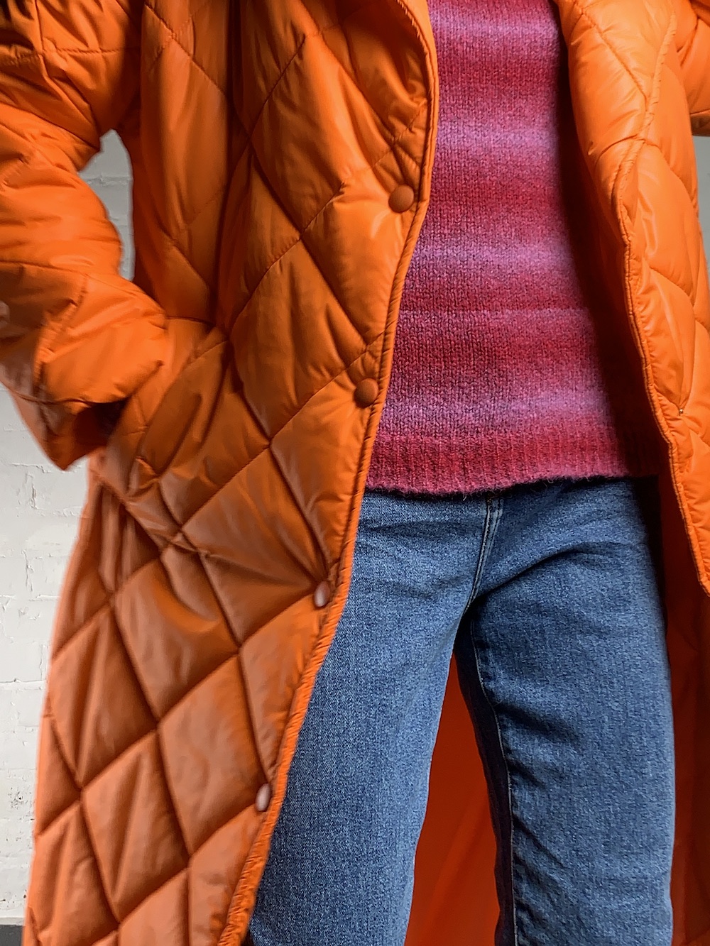 Синтепоновое пальто ярко оранжевого цвета