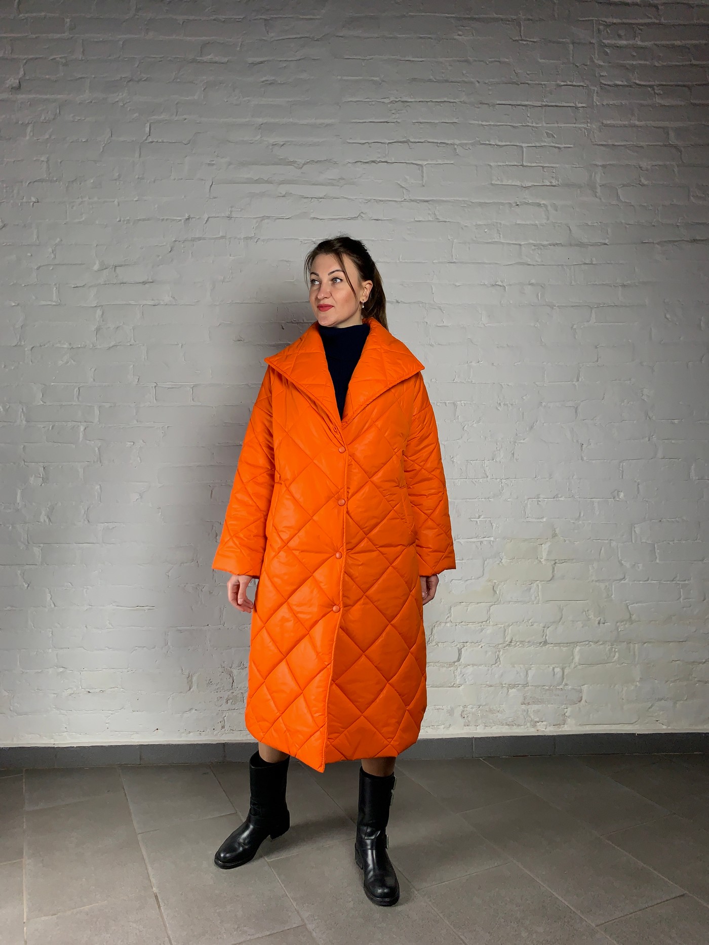 Синтепоновое пальто ярко оранжевого цвета
