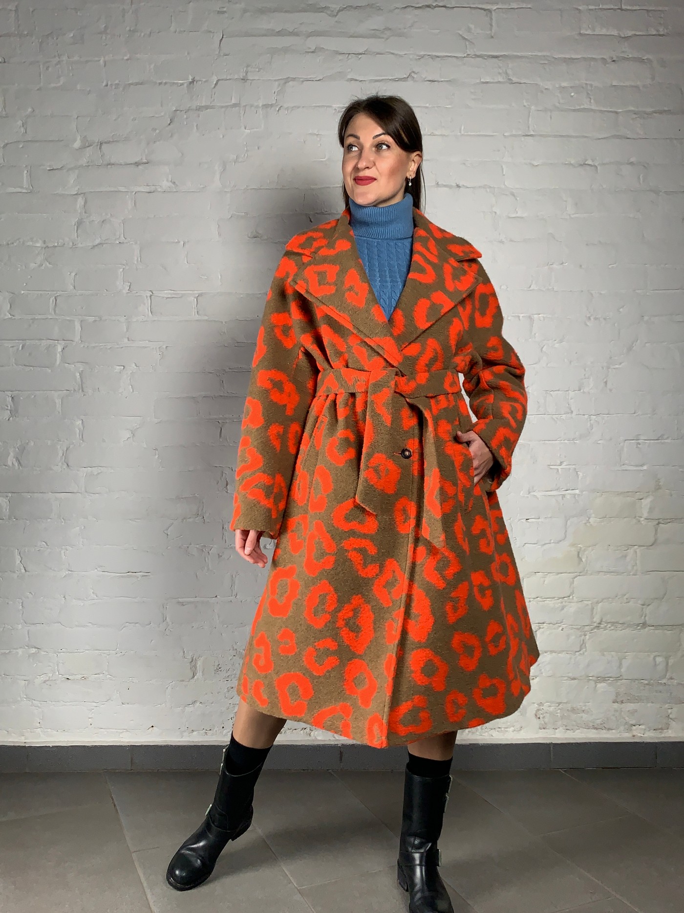 Стильне пальто леопардового окрасу