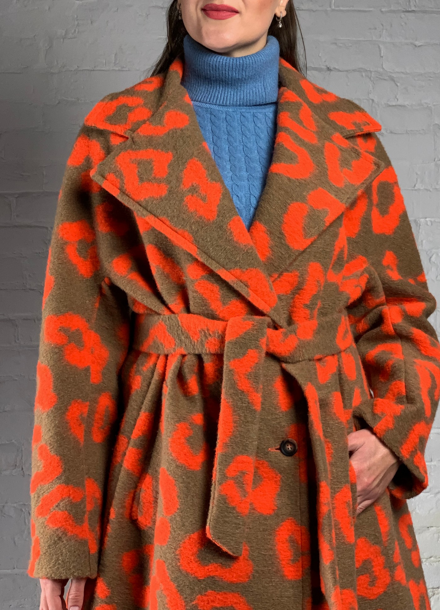 Стильное пальто леопардового окраса