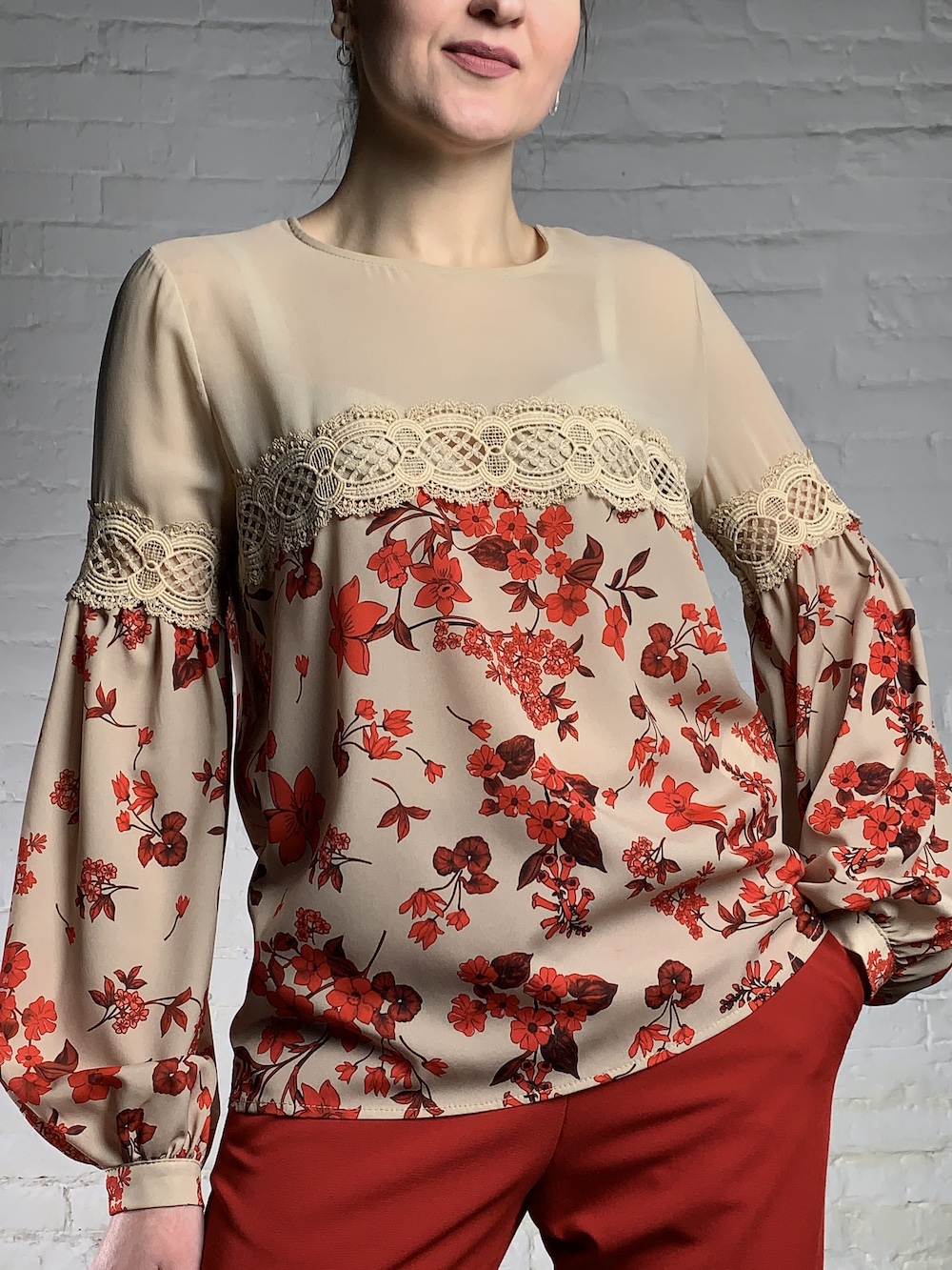 Бежевая блуза с цветочным принтом Rinascimento