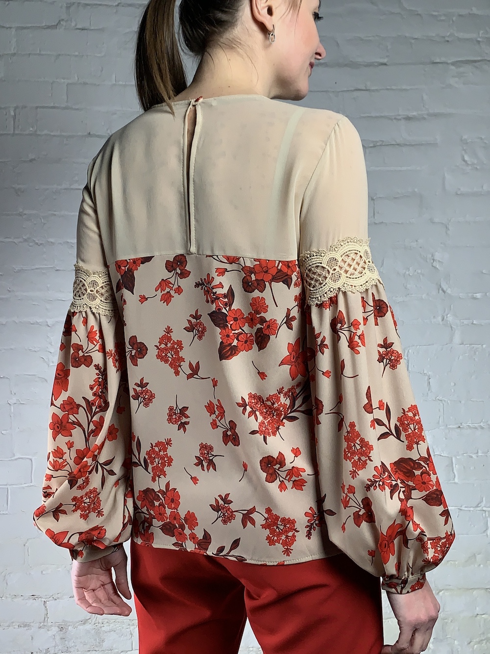 Бежевая блуза с цветочным принтом Rinascimento