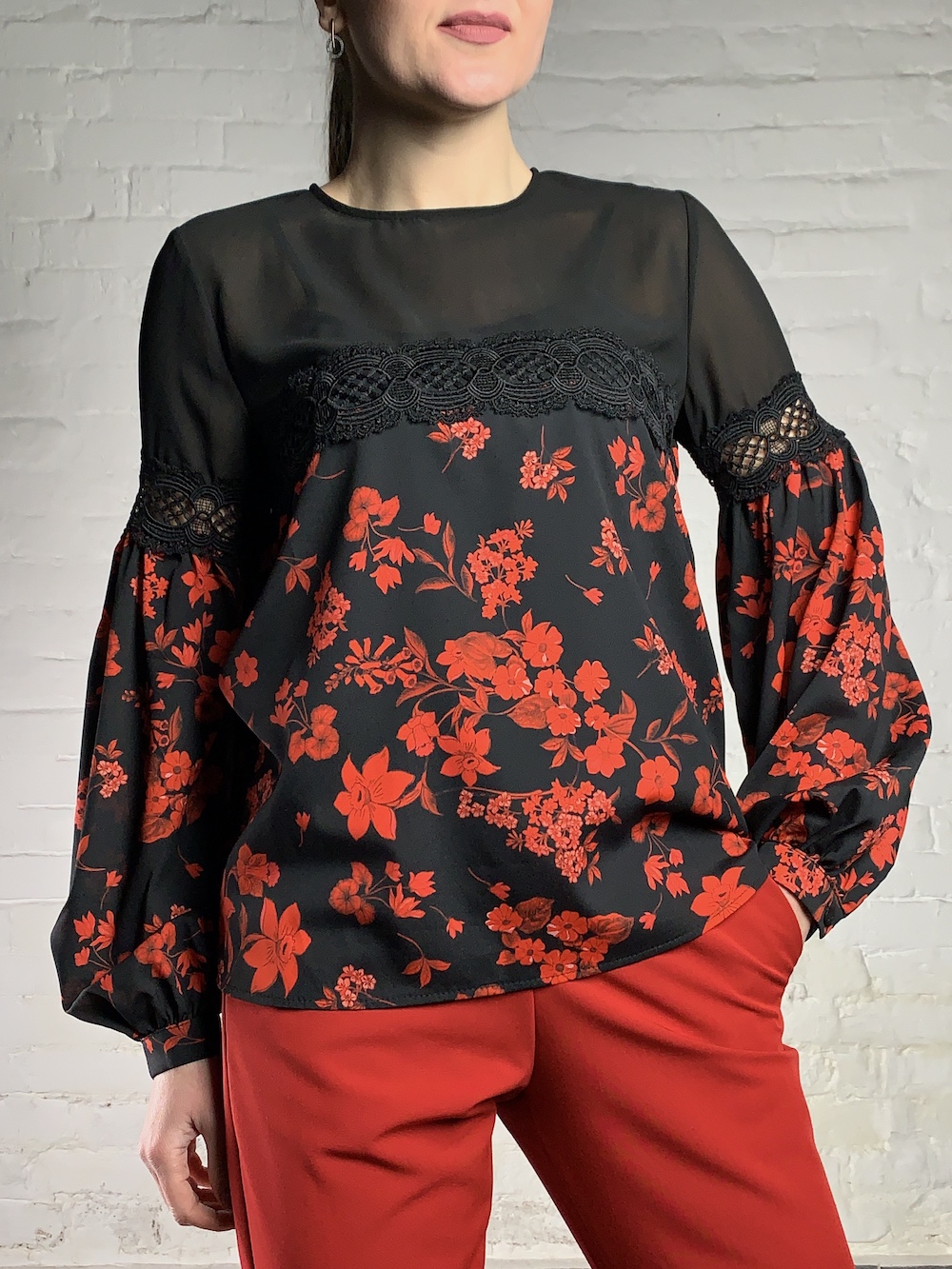 Чёрная блуза с цветочным принтом Rinascimento