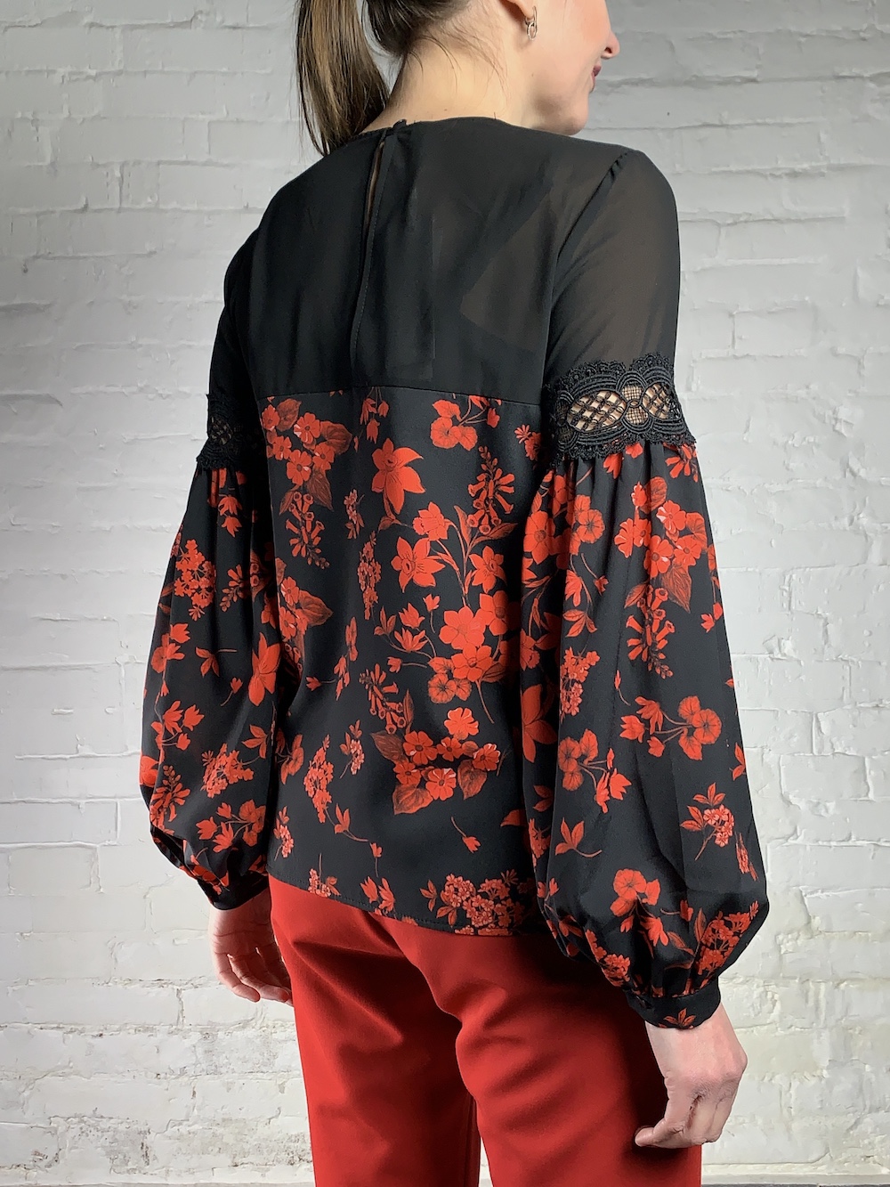 Чорна блуза з квітковим принтом Rinascimento