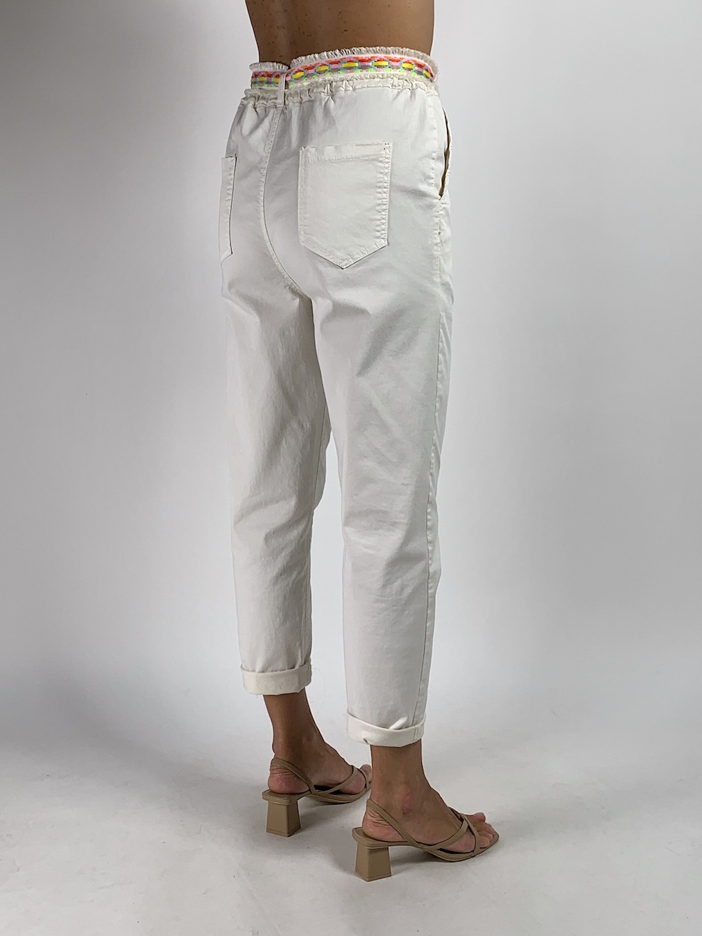 Молочні бавовняні брюки з кишенями та поясом в комплекті італійського бренду Motel