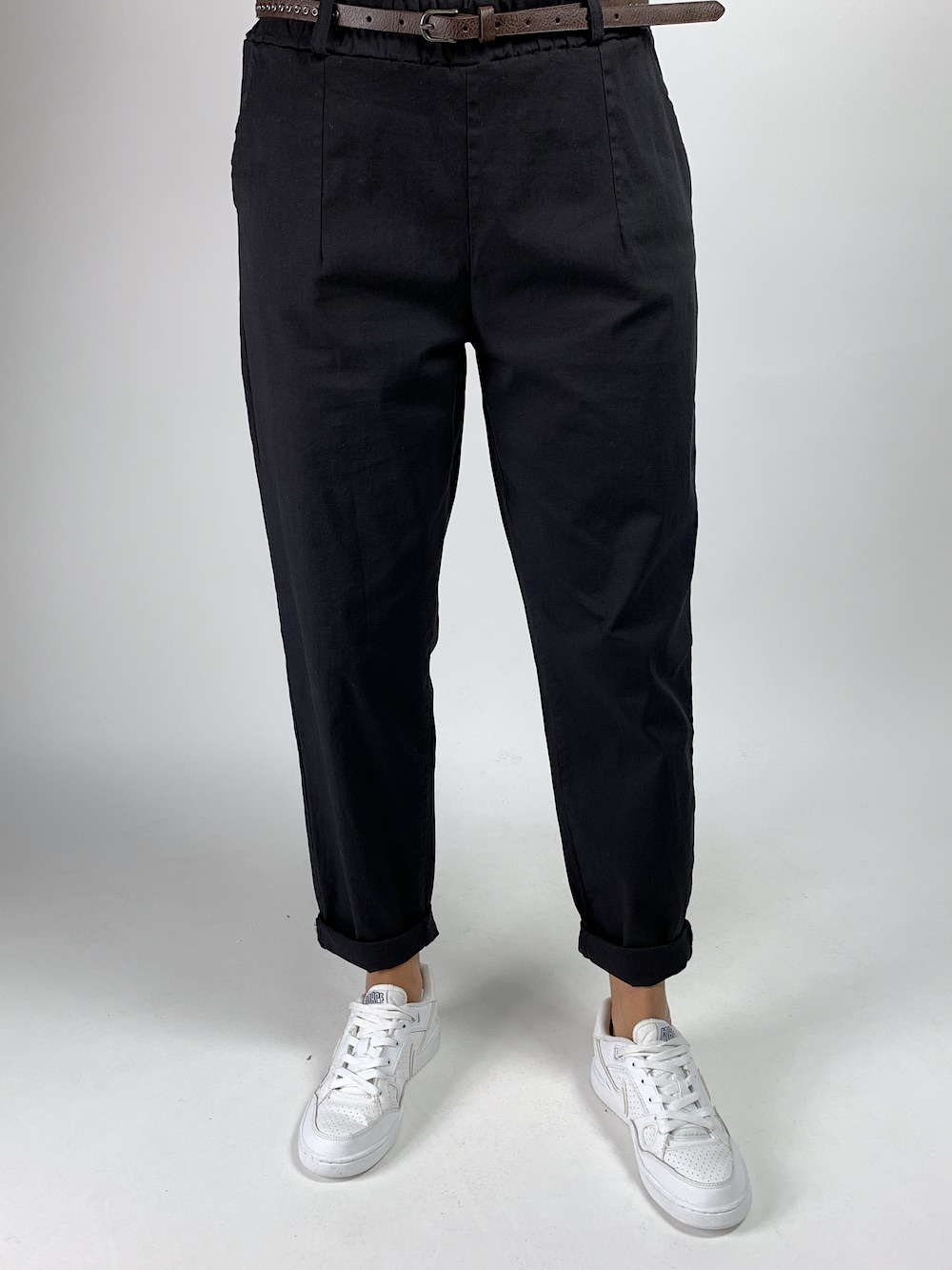 Чорні бавовняні брюки моми з поясом в комплекті італійського бренду Dixie