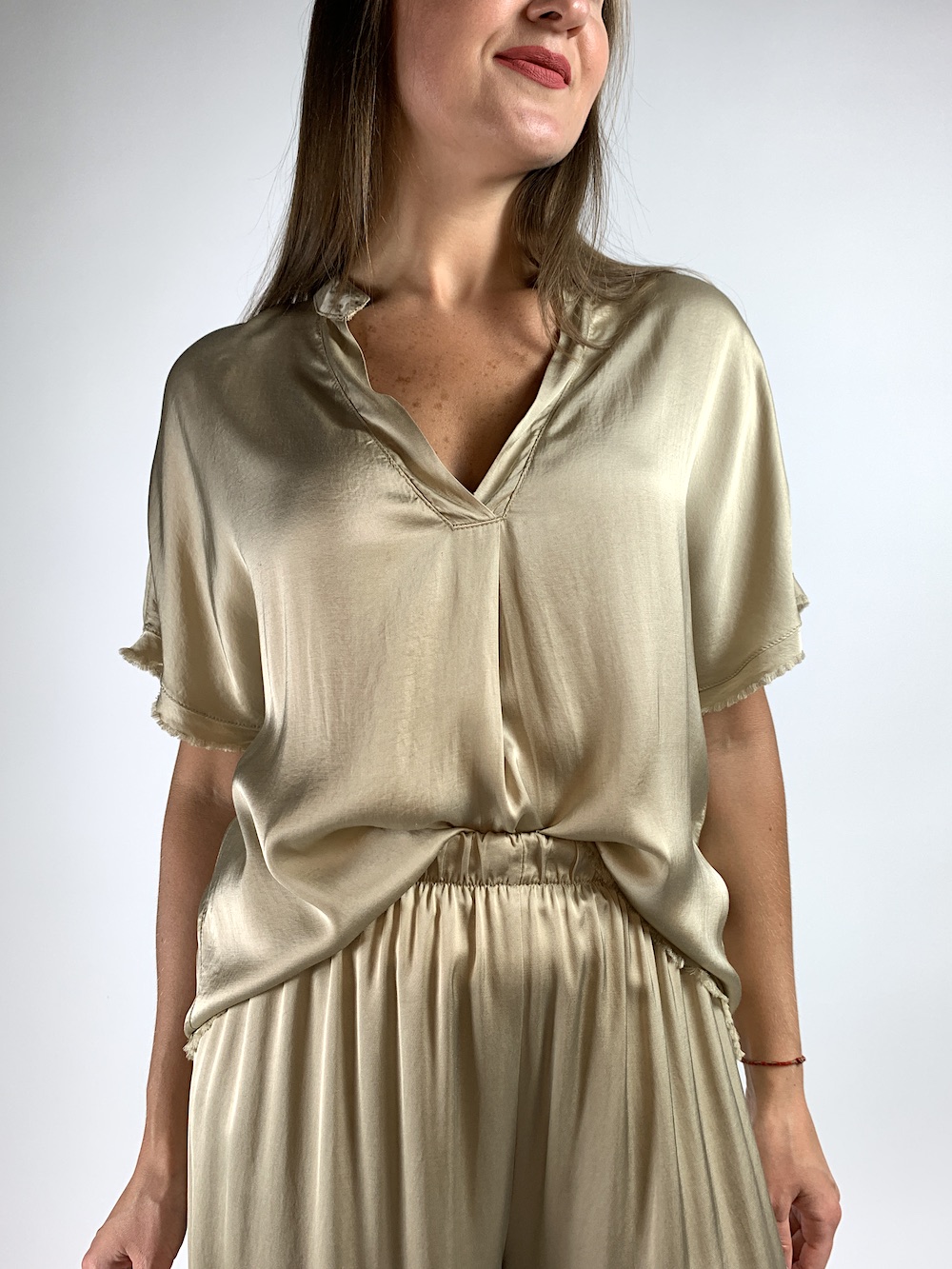 Золотий віскозний костюм блуза з В-подібним вирізом за брюки вільного крою італійського бренду Motel