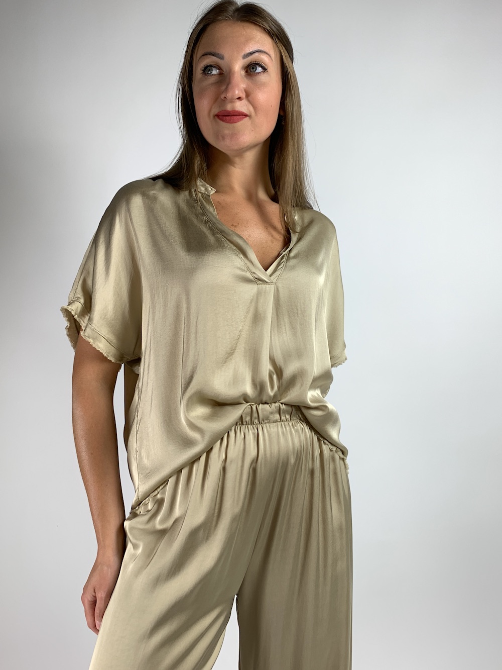 Золотий віскозний костюм блуза з В-подібним вирізом за брюки вільного крою італійського бренду Motel