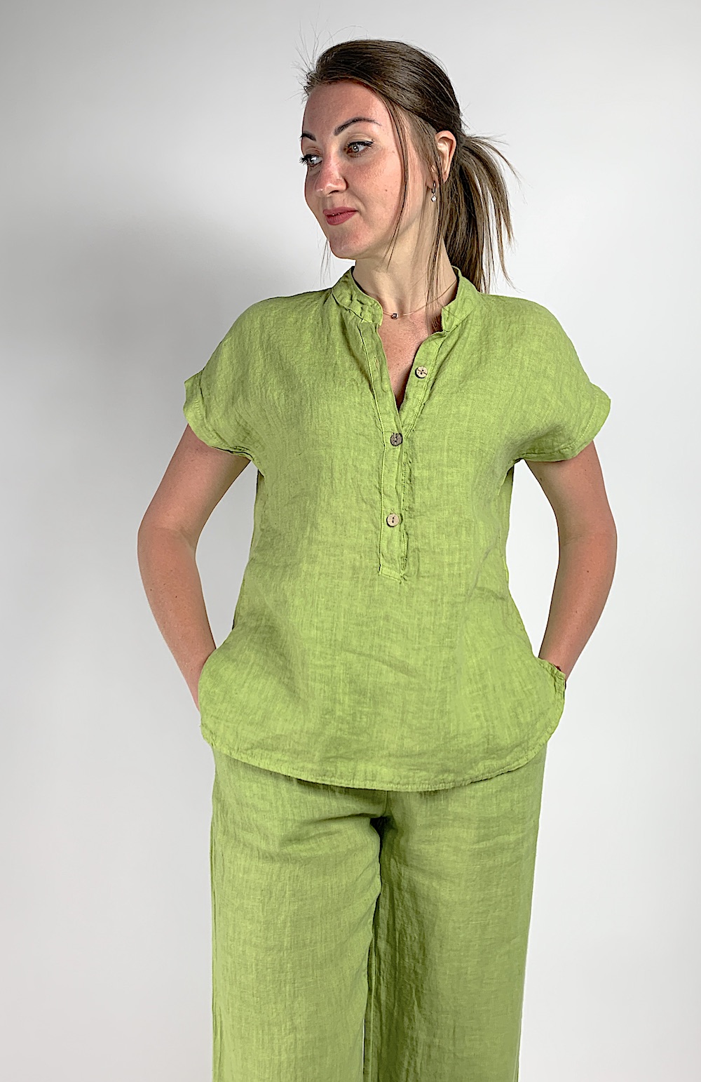 Зелений брючний костюм з льону італійського бренду 