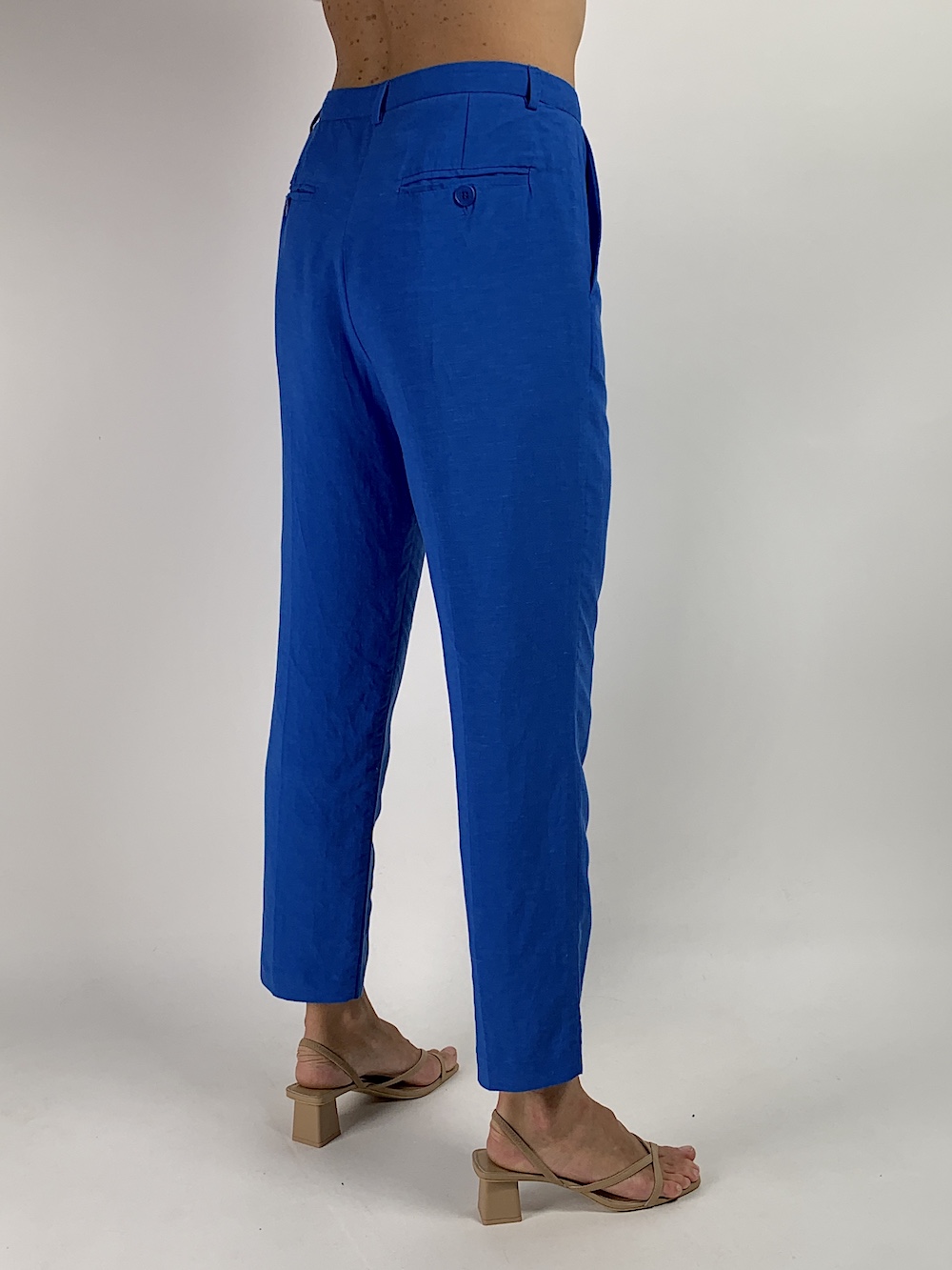 Легкий лляний костюм синього кольору італійського бренду Vicolo