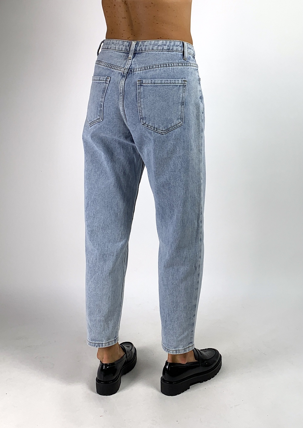 Блакитні джинси зручної середньої посадки італійського бренду Dixie