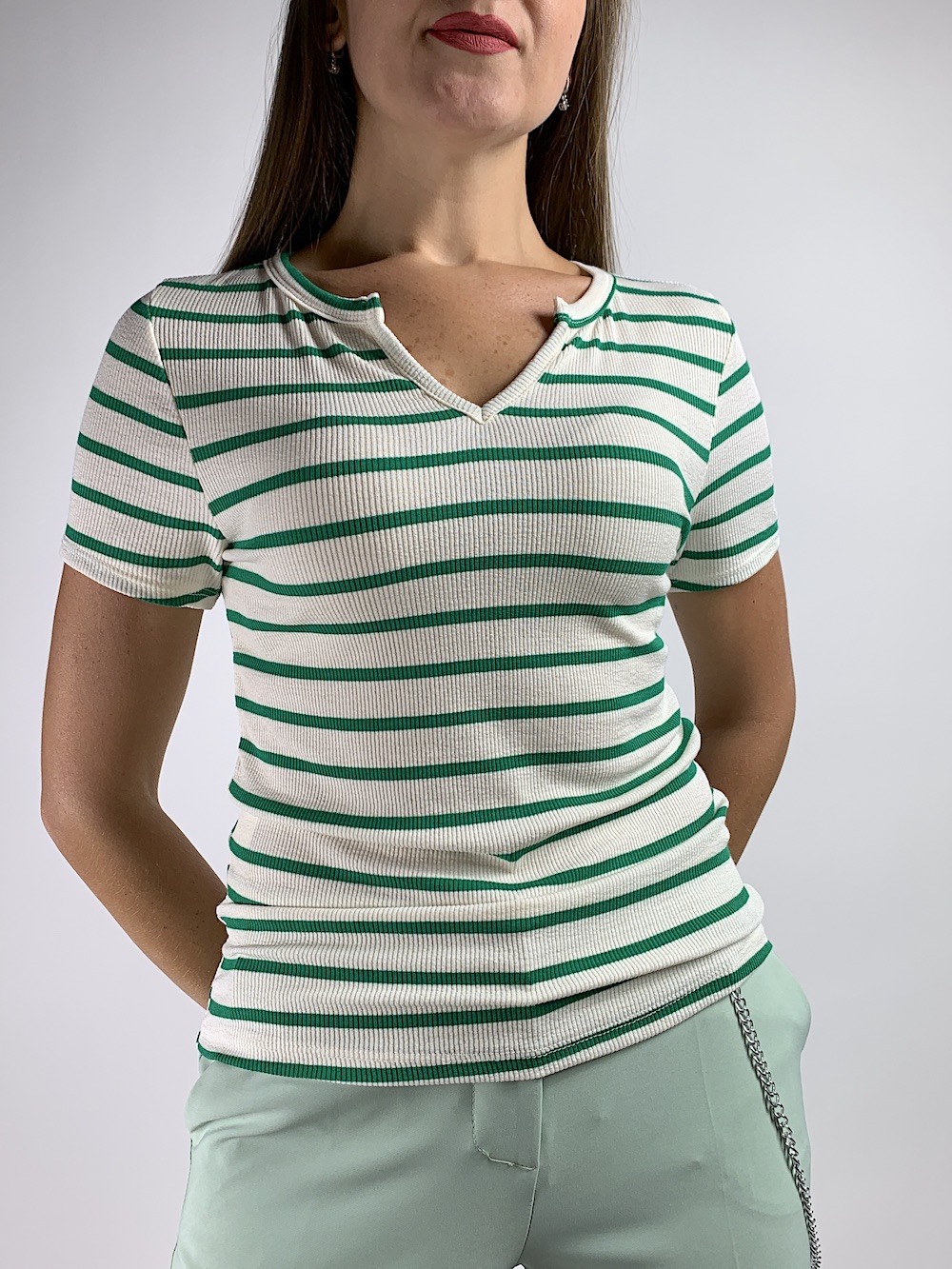Біла віскозна футболка в горизонтальну смужку зеленого кольору, італійського бренду Dixie