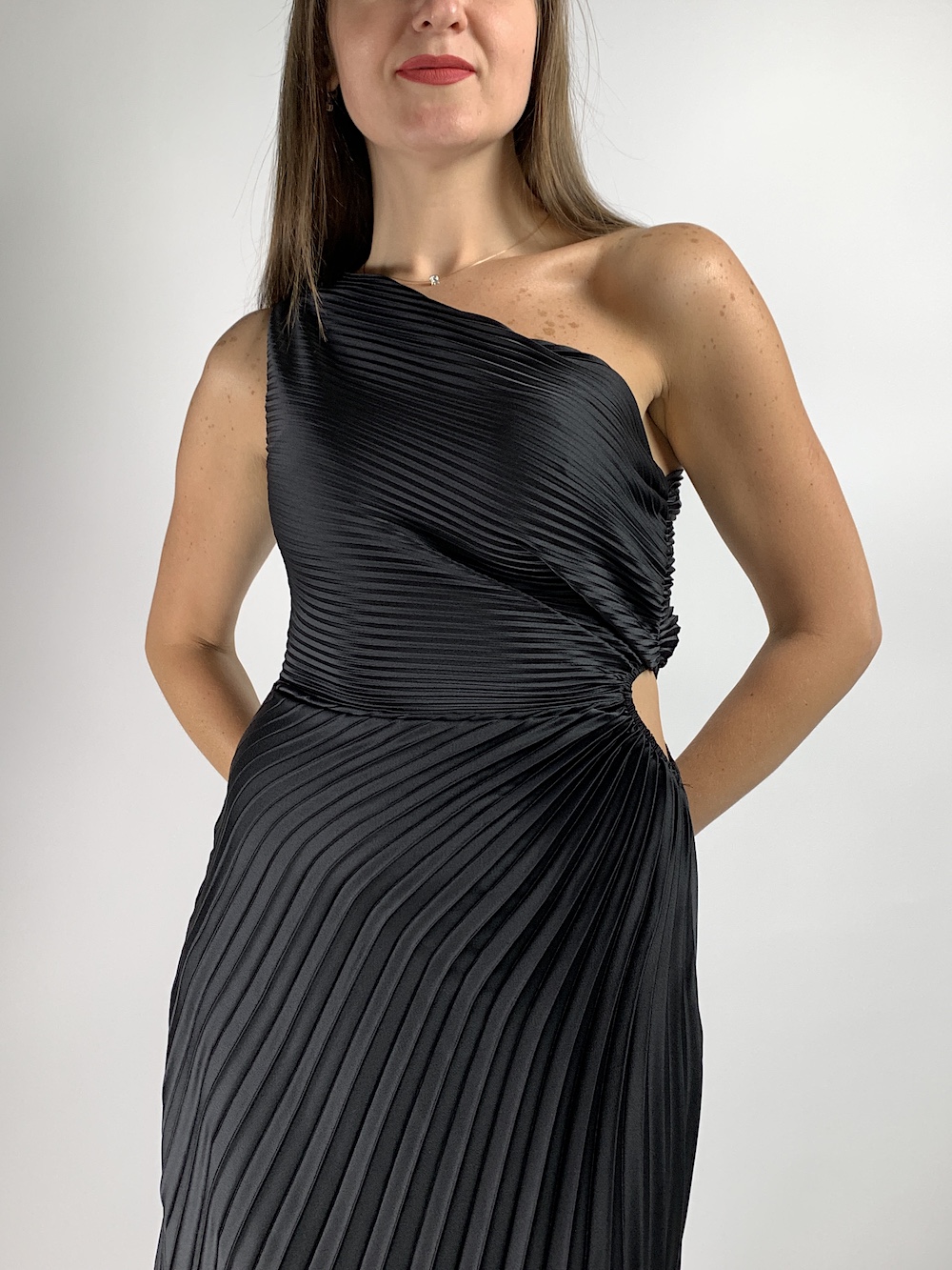 Чорна довга сукня максі на одне плече італійського бренду Joleen
