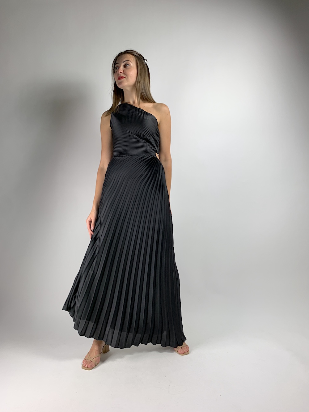 Чорна довга сукня максі на одне плече італійського бренду Joleen