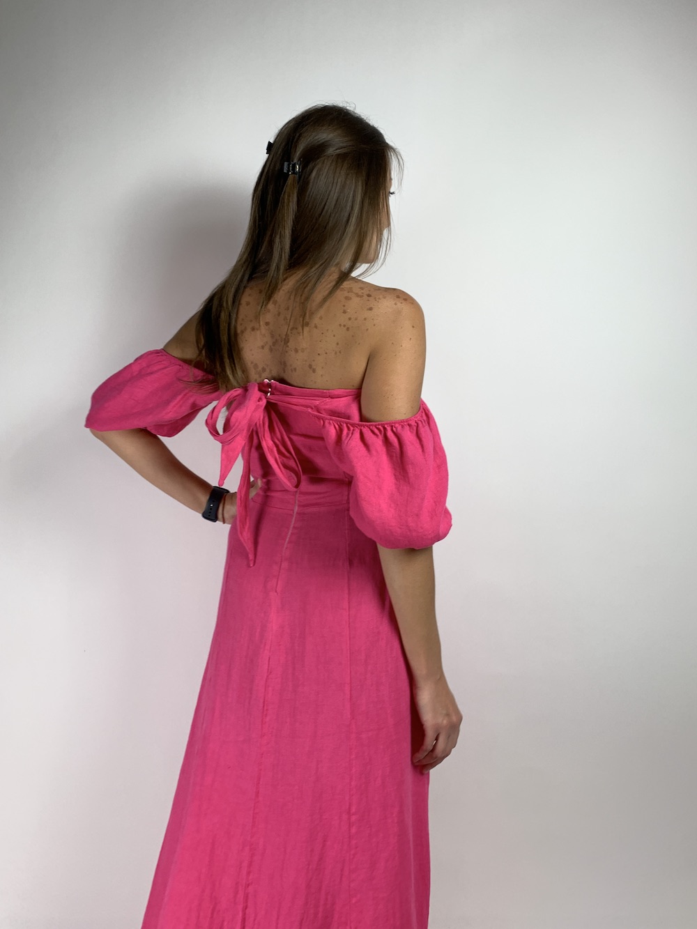 Рожева сукня в стилі Барбі зі спущеними плечима італійського бренду Motel