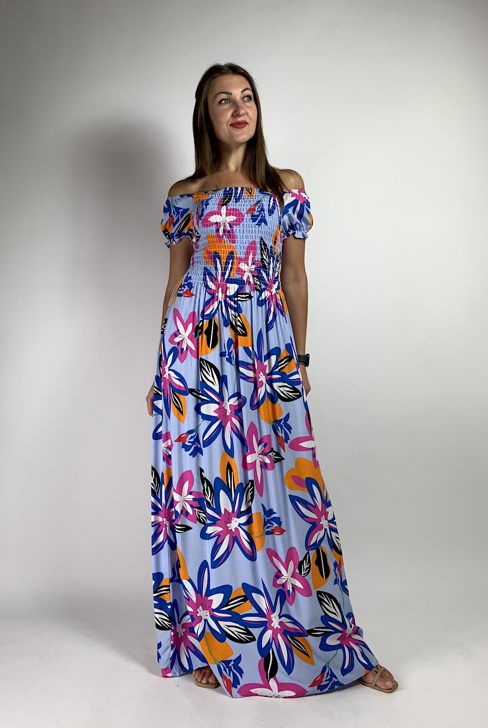 Длинное легкое хлопковое платье василькового цвета с яркими цветами