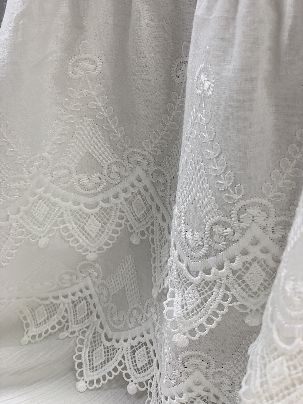 Біла довга сукня з валанами італійського бренду No-Na