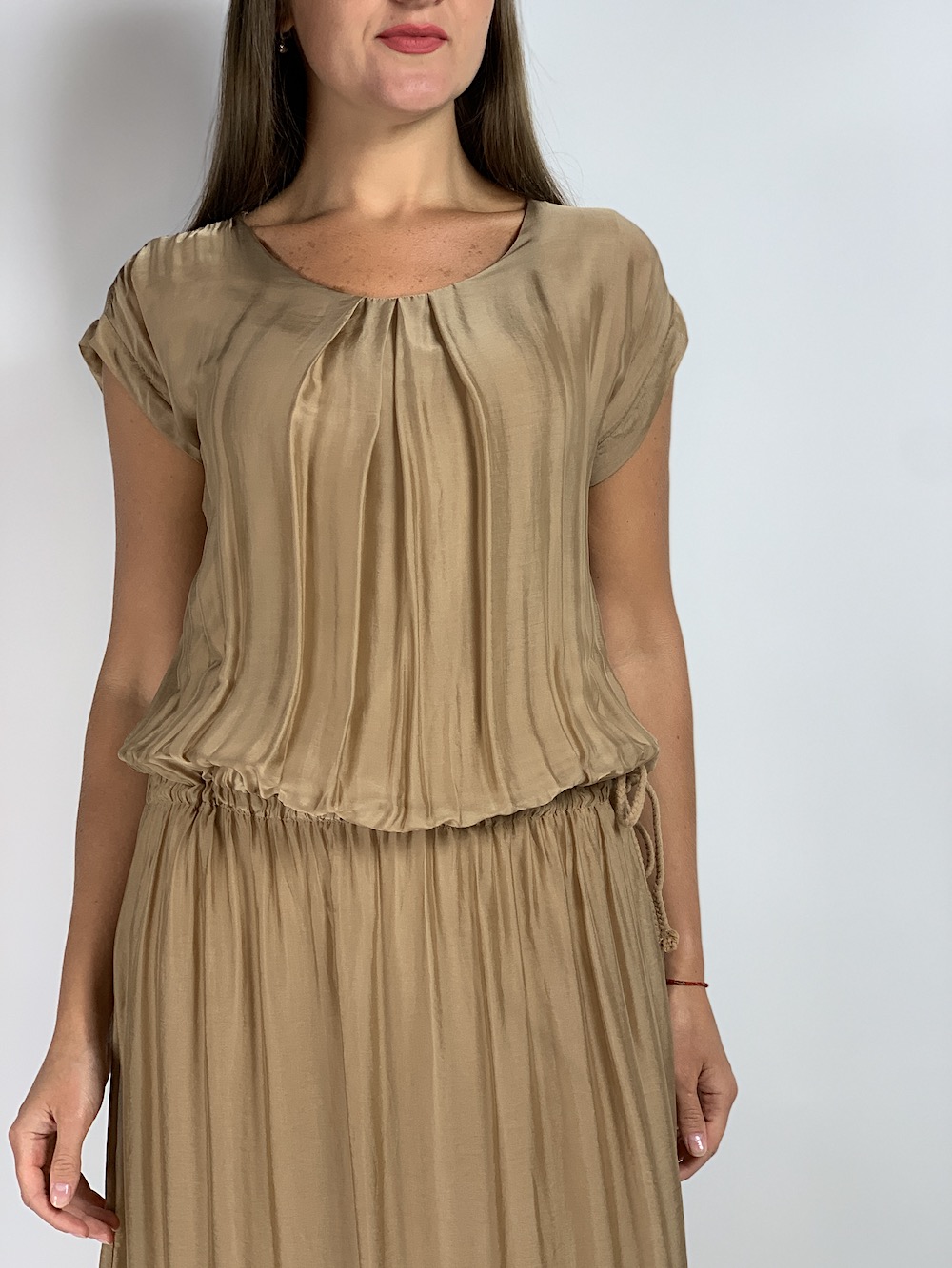 Легка літня шовкова сукня бежевого кольору італійського бренду Joleen