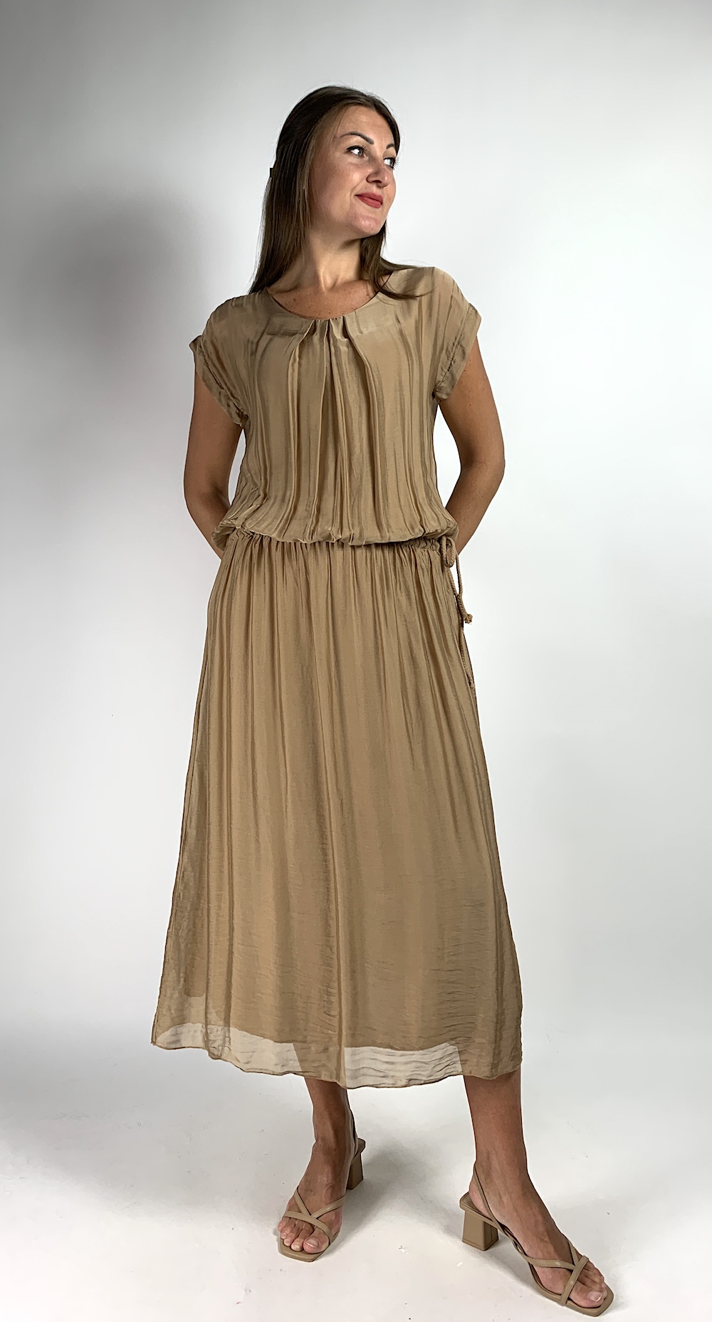 Легка літня шовкова сукня бежевого кольору італійського бренду Joleen