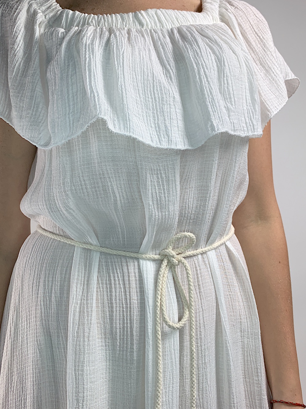 Легка біла сукня максі з валаном італійського бренду Motel 