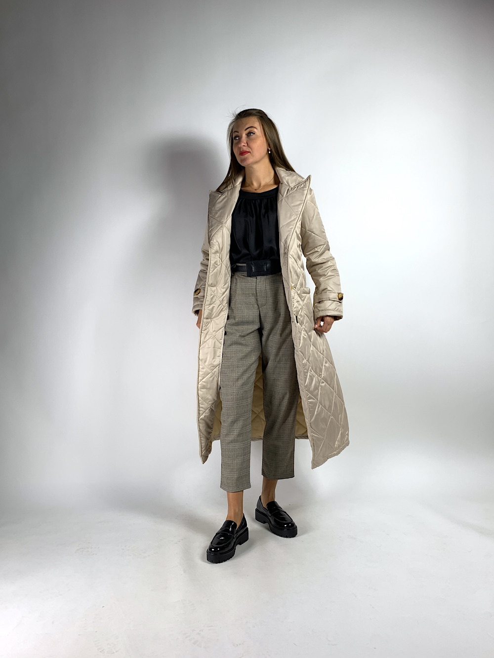Стьобане пальто міді з поясом бежевого кольору  італійського бренду  No-Na