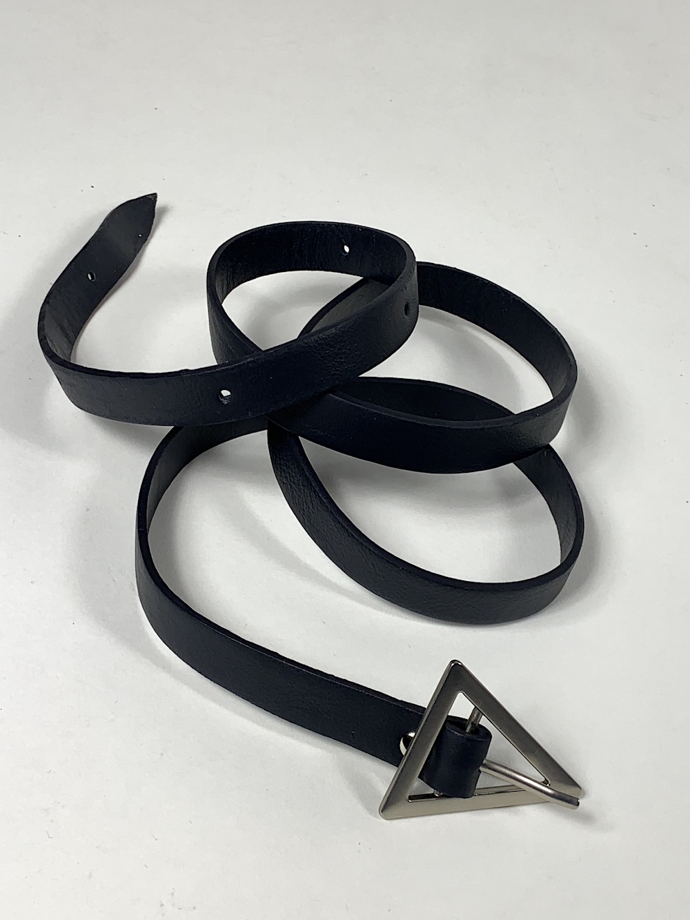 Чорний шкіряний пояс з серебристою пряжкою трикутник італійського бренду Dixie