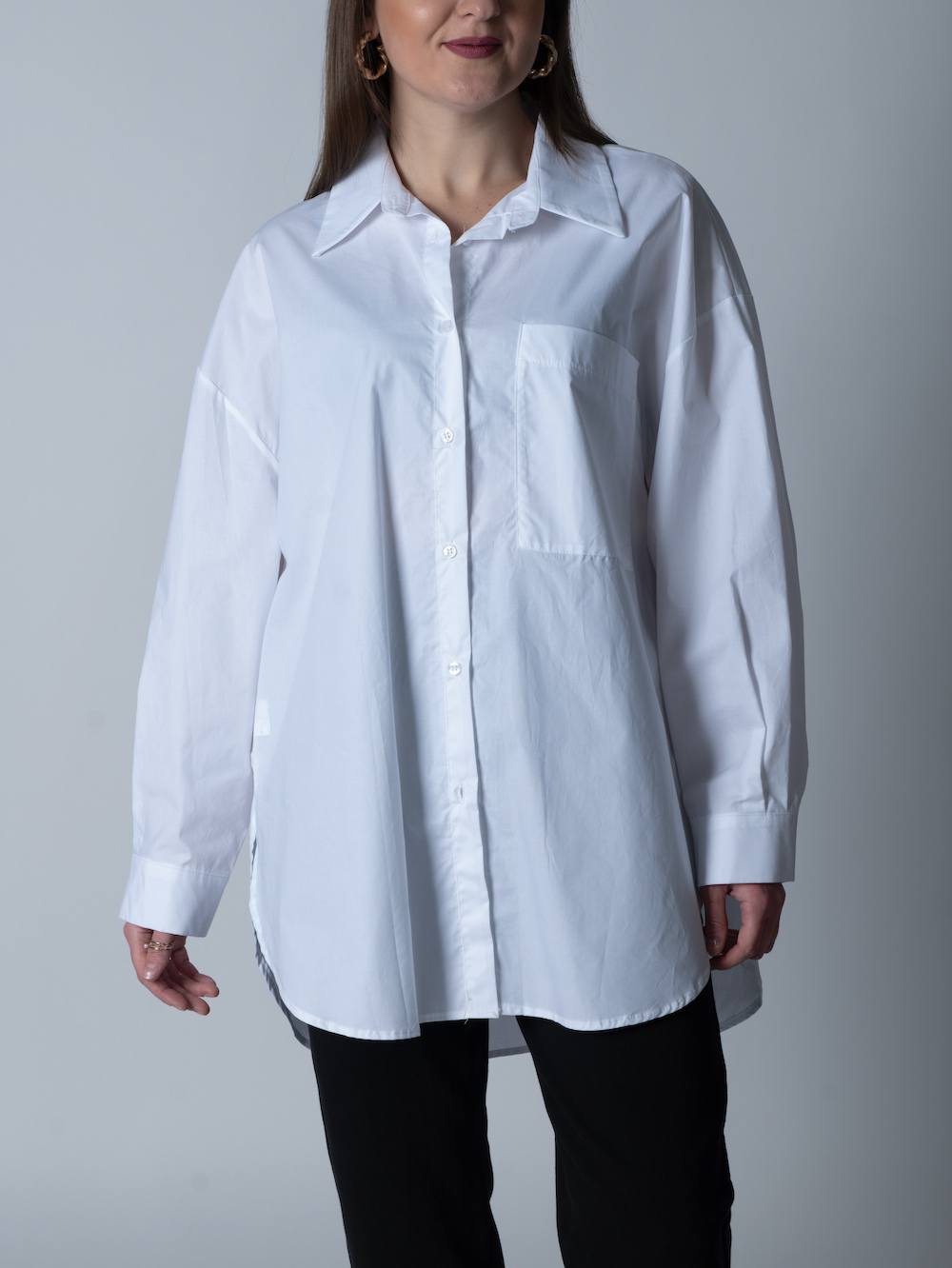 Подовжена біла бавовняна сорочка з кишенею на груді італійського бренду Motel