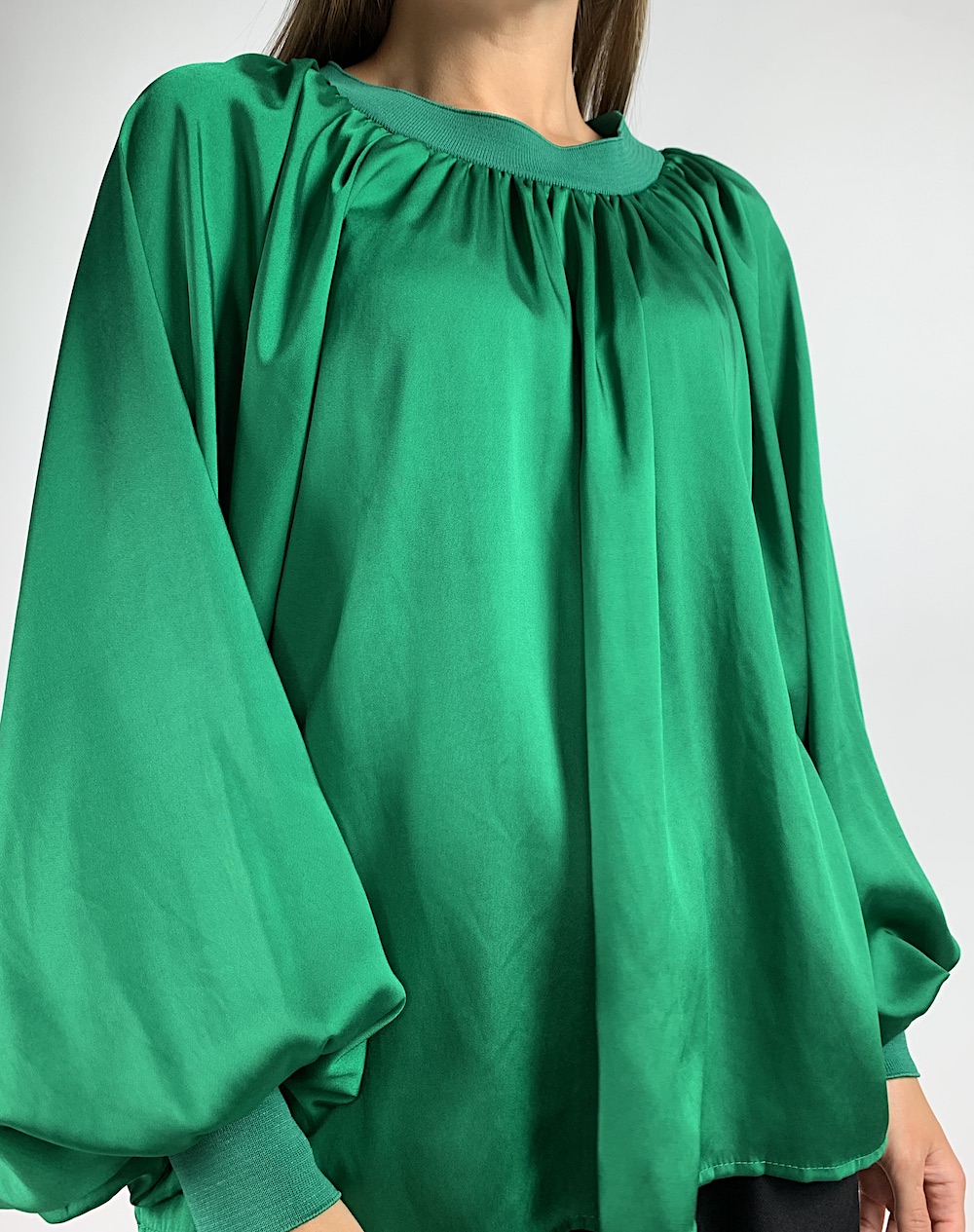Яскрава зелена атласна блуза італійського бренду Motel