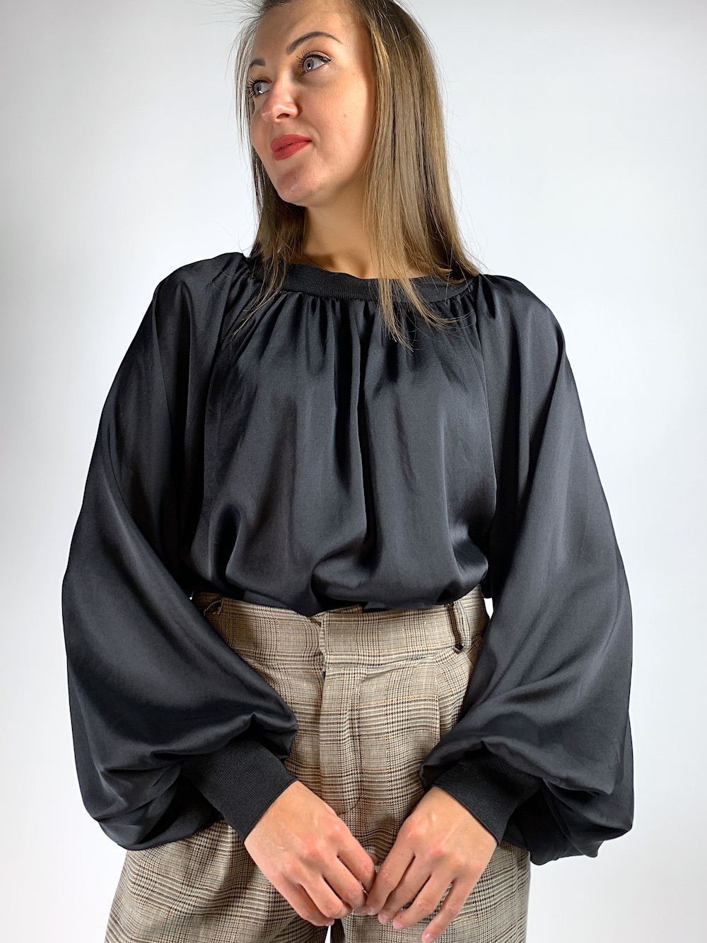 Чорна атласна блуза з обʼємними рукавами італійського бренду Motel