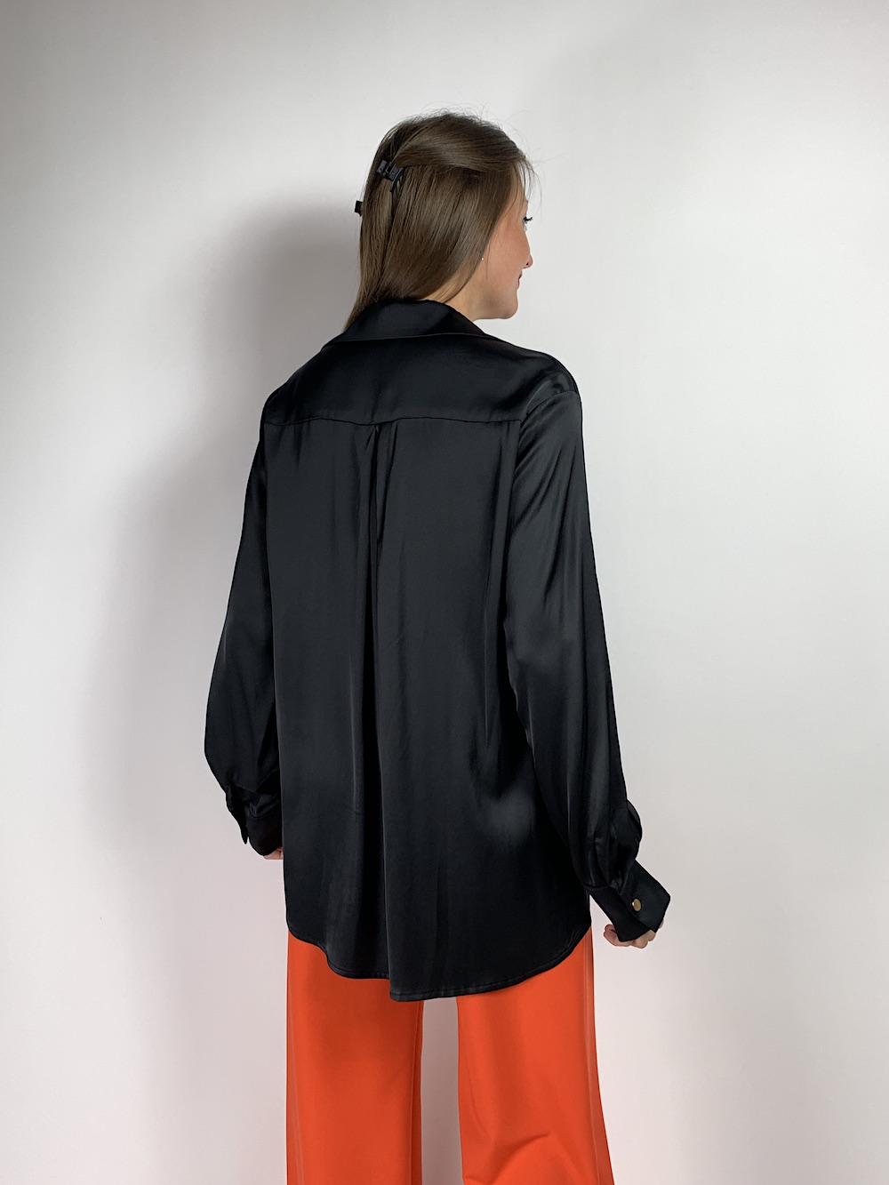 Чорна віскозна блуза з довгими рукавами та в-подіним вирізом італійського бренду Dixie