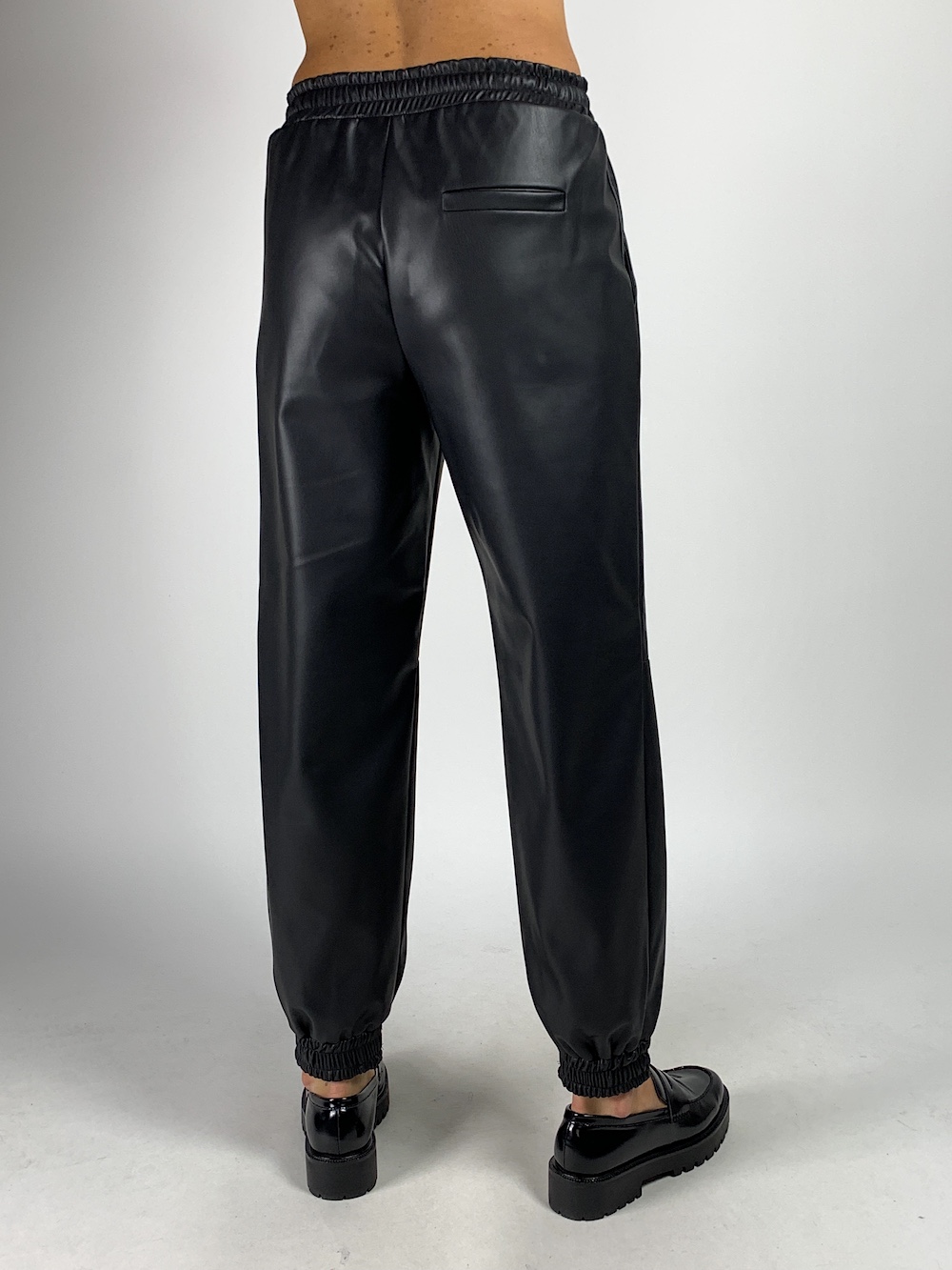 Чорні брюки джогери з еко шкіри на флісі італійського бренду Joleen