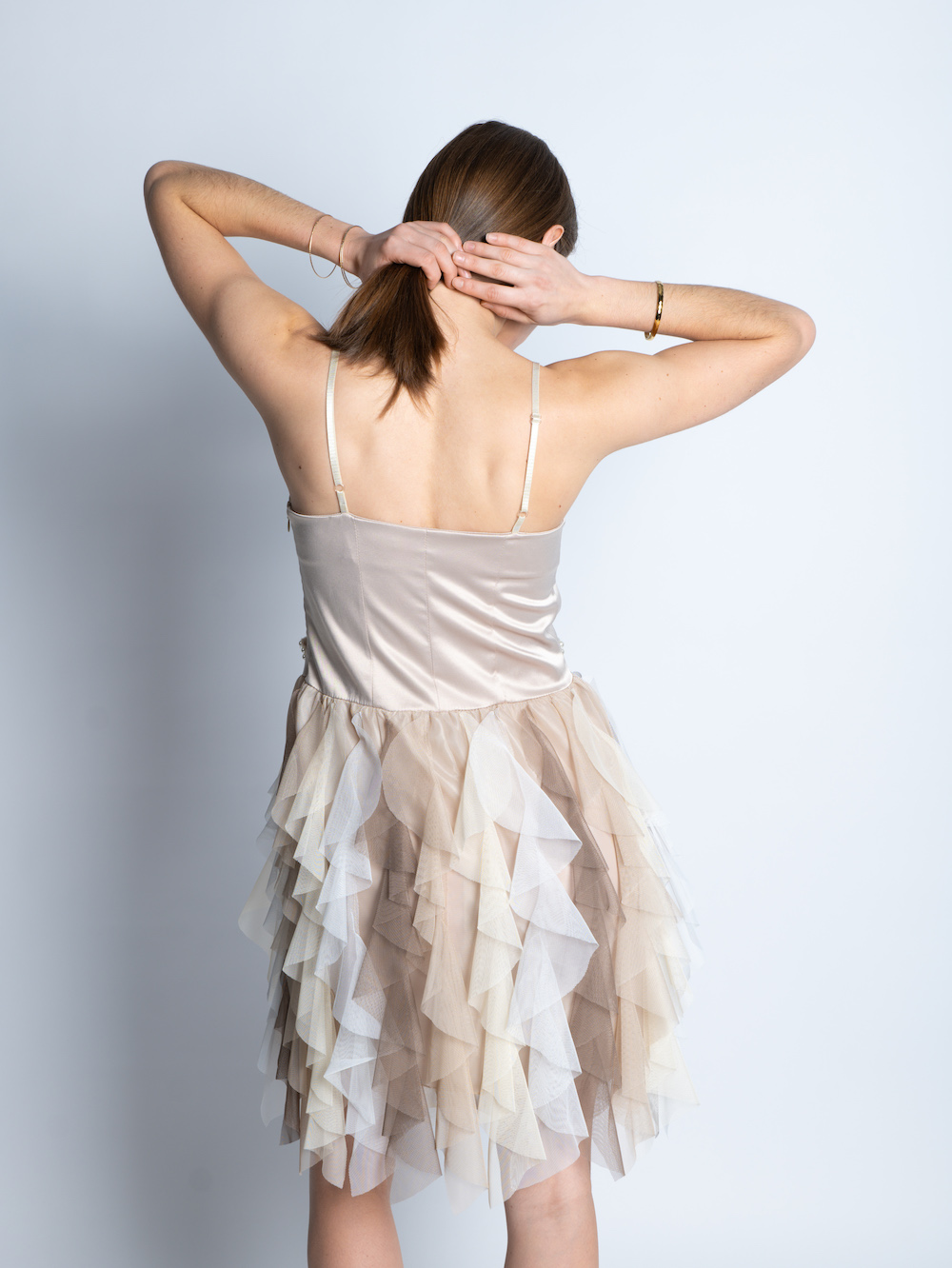 Коротка сукня на тонких блітелях бежевого кольору італійського бренду Rinascimento