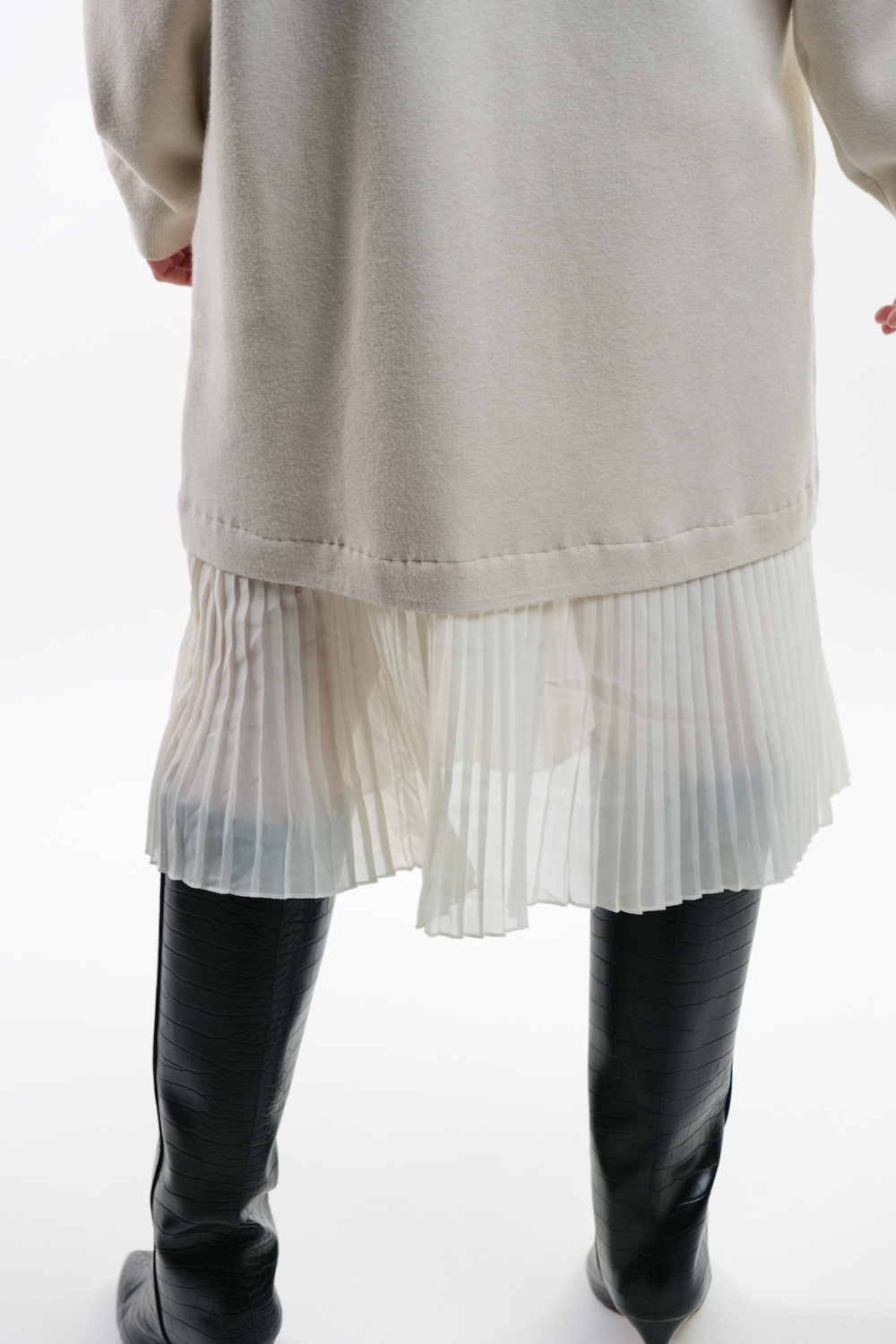 Трикотажна сукня довжини міді з фатіновою вставкою бежевого кольору італійського бренду No-Na