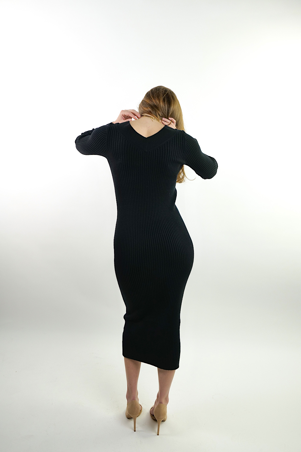 Чорна трикотажна сукня з в-подібним вирізом італійського бренду Motel